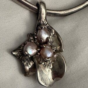 Elegant Silver and Pearl Pendant Necklace